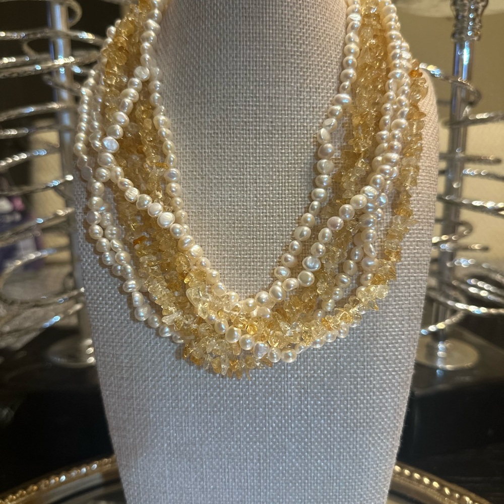 Elegant Gold and White Pearl Necklace